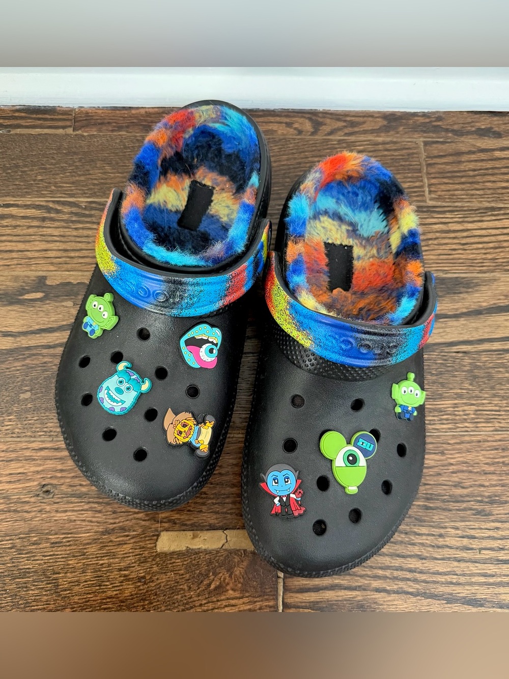 Crocs Classic Fuzz Lined Clogs Black Rainbow Tie Dye Monsters Inc Charms W9/M7